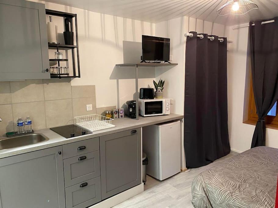 Kuchyň nebo kuchyňský kout v ubytování Appart hôtel Toucy 2