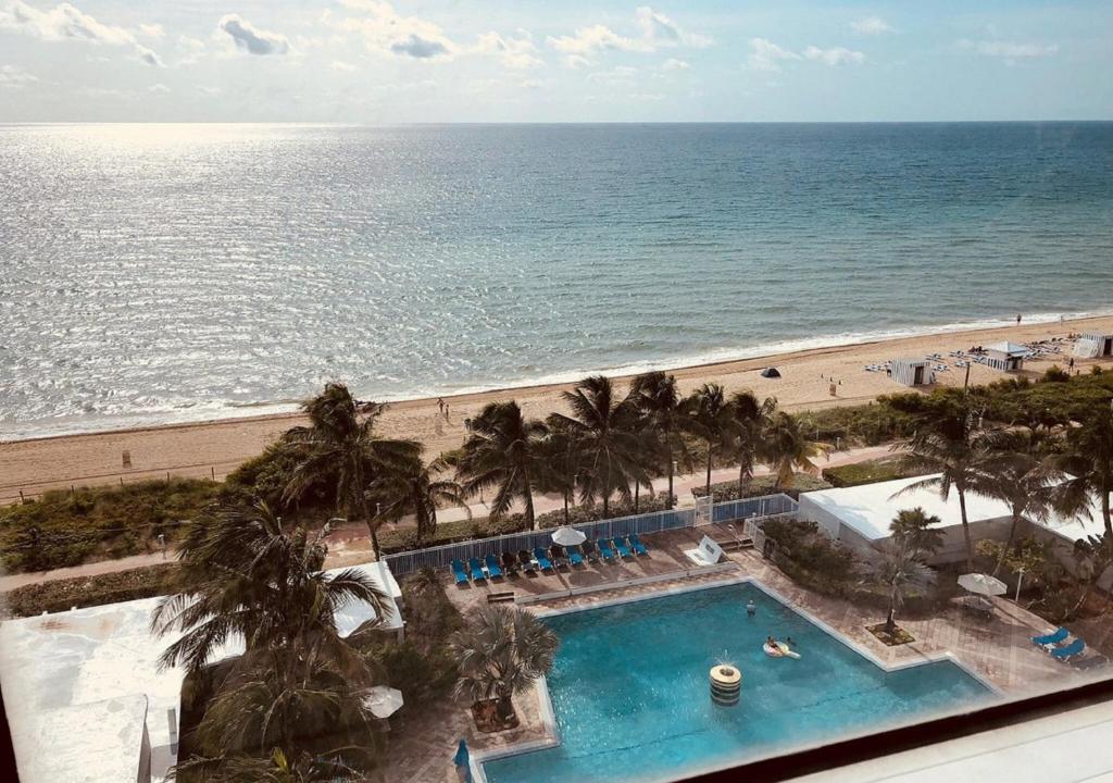 - Vistas aéreas a la piscina y a la playa en Sherry Frontenac Oceanfront, en Miami Beach