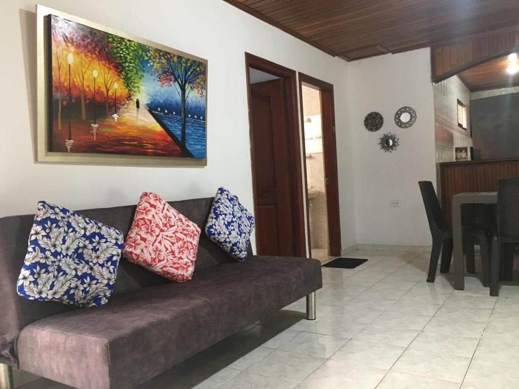 a living room with a couch and a painting on the wall at oportunidad hermoso apartamento en santamarta 2b in Santa Marta