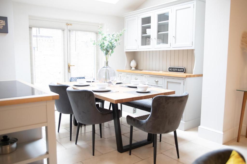 cocina con mesa de comedor y sillas en 35 Grosvenor Terrace - 5 min walk from York City Centre en York