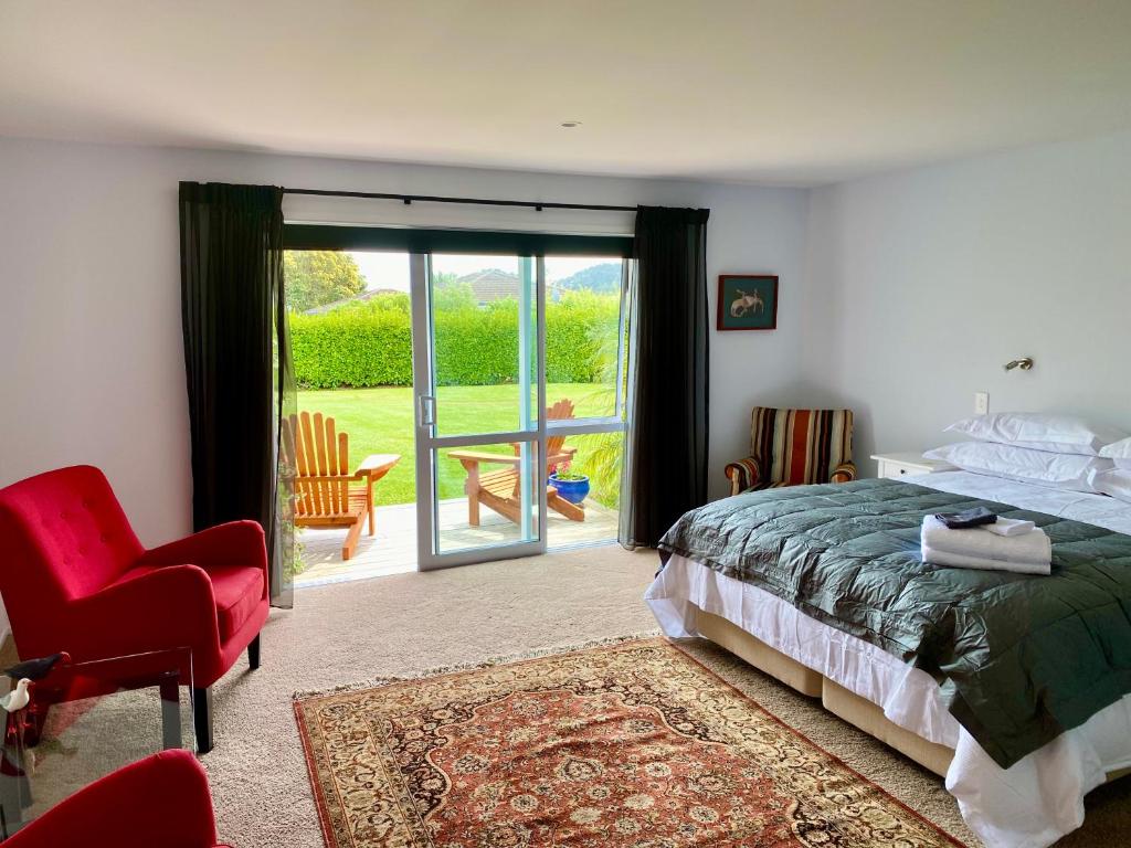 Postel nebo postele na pokoji v ubytování Fitzroy BnB 39b Whangapoua Road
