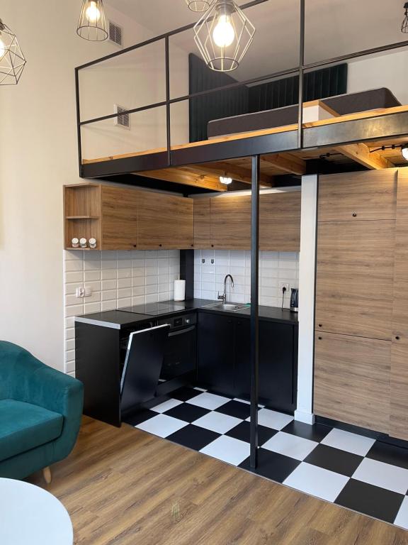 Kuchyňa alebo kuchynka v ubytovaní Urokliwy loft w NCŁ kamienica Vabank 34