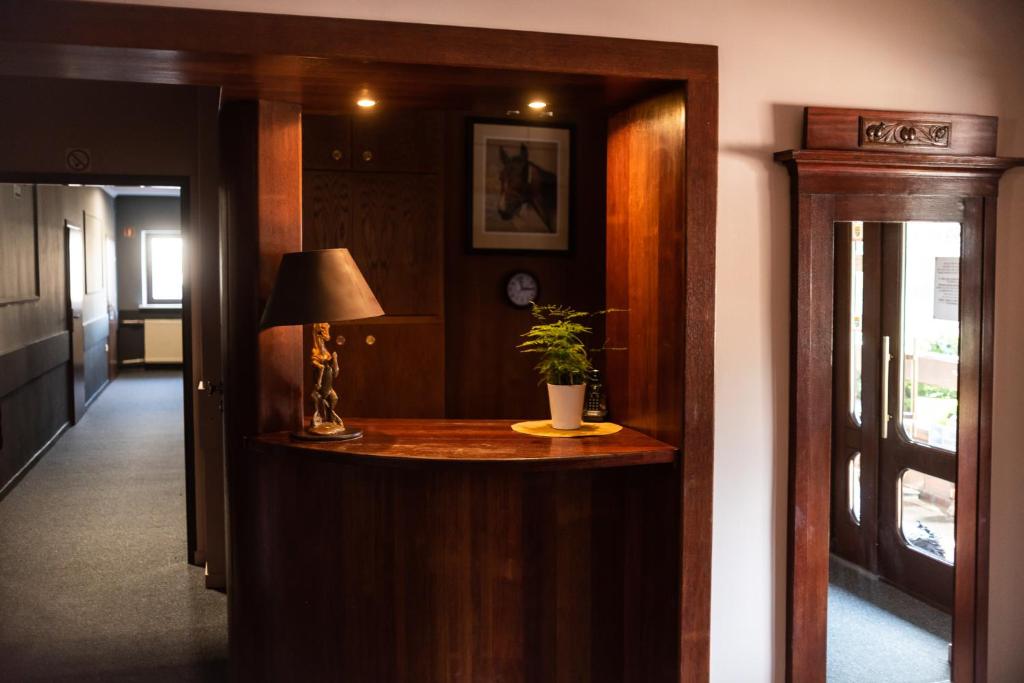 przedpokój z biurkiem z lampą i rośliną w obiekcie Hotel Podkowa we Wrocławiu