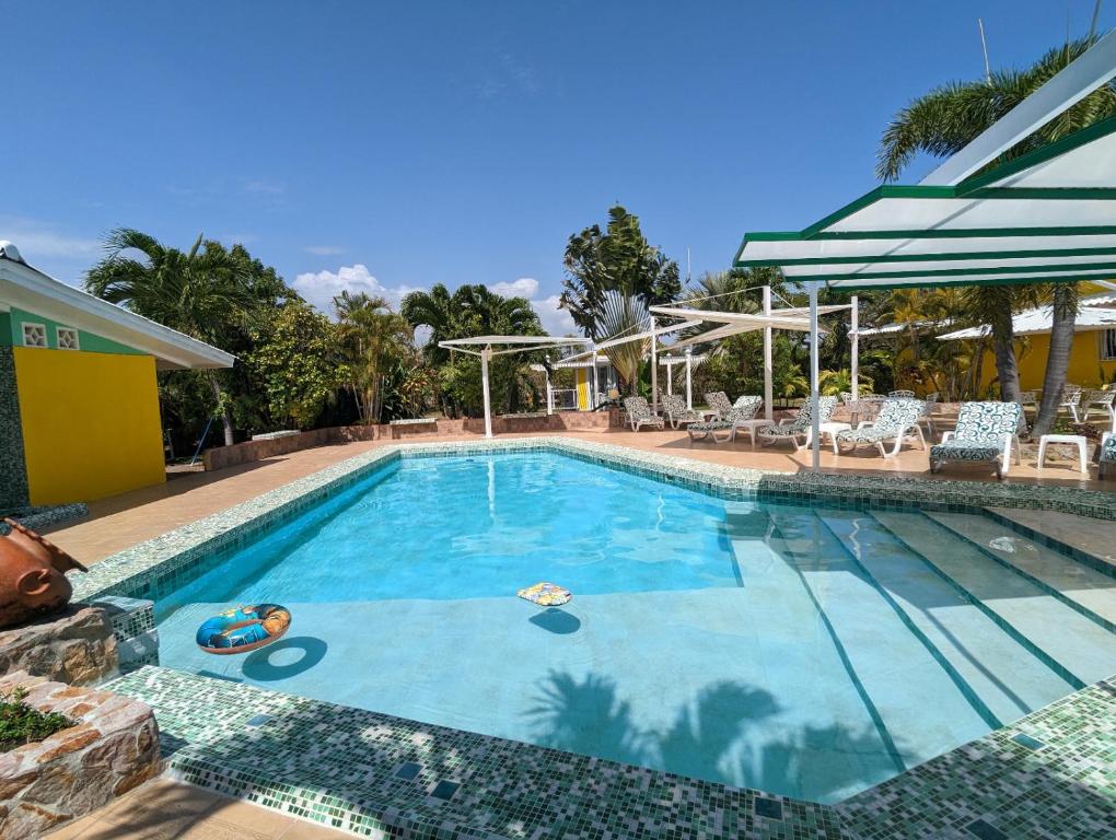 een groot zwembad met een zwemspeeltje erin bij HOTEL CASA AMARILLA et RESTAURANT in Punta Chame