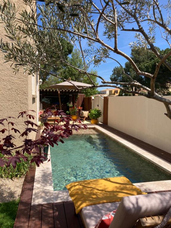 - une piscine dans l'arrière-cour d'une maison dans l'établissement Maison familiale chaleureuse narbonne, à Narbonne