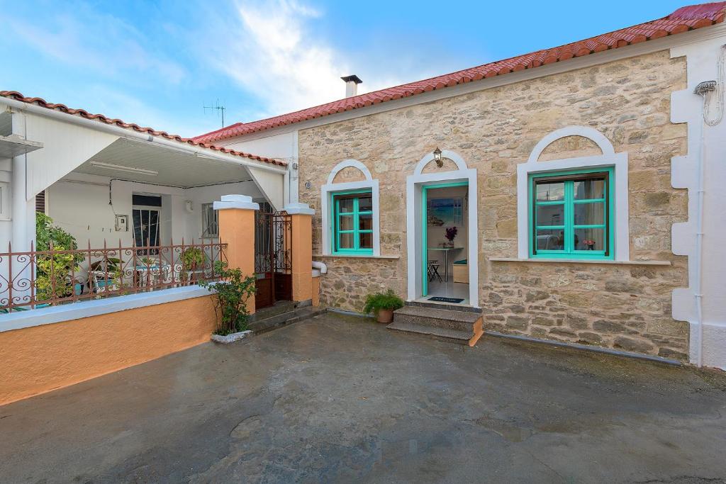 Το κτήριο όπου στεγάζεται  η παραθεριστική κατοικία