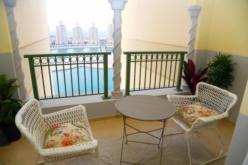 Balkón nebo terasa v ubytování Beachfront Luxury Apartment-Pearl Island شقه مطله على الشاطئ بجزيرة اللؤلؤه