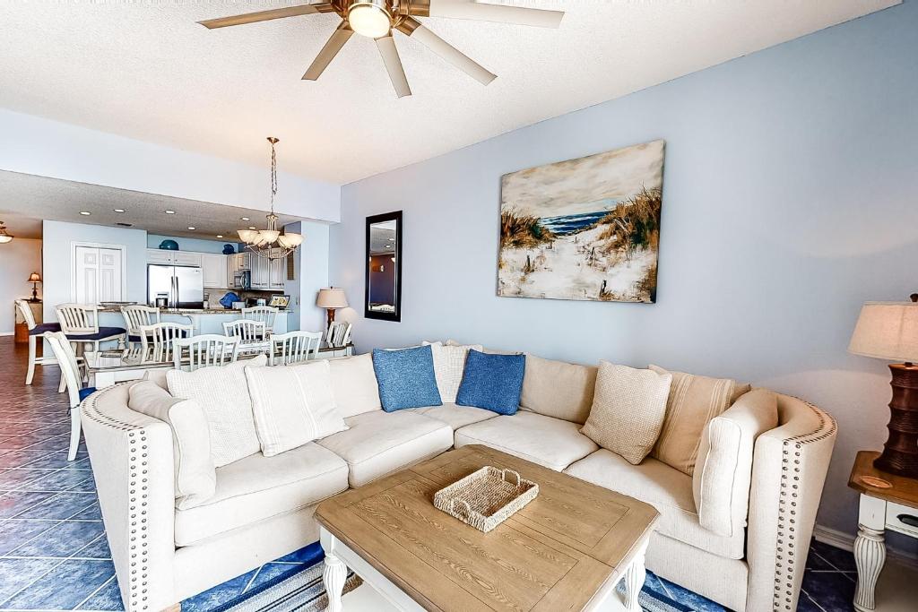 een woonkamer met een witte bank en een tafel bij Spanish Key 605 in Perdido Key