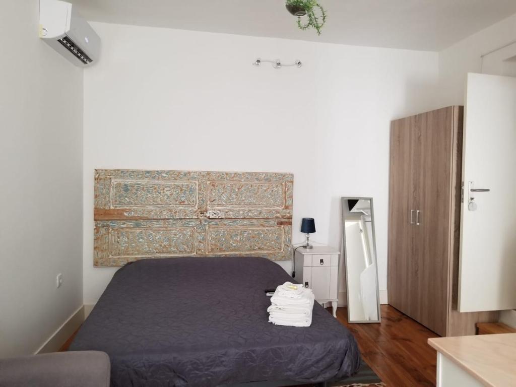 - une chambre avec un lit doté d'un couvre-lit bleu dans l'établissement Elvas GuestHouse, à Elvas