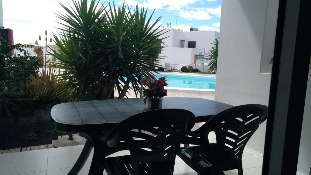 Bazén v ubytování Los Arcos 304, Puerto del Carmen Lanzarote nebo v jeho okolí