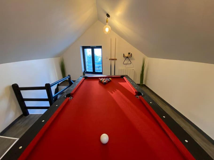 - une table de billard rouge dans l'établissement Le Bill'ppart - Easy Life, à Bourgoin-Jallieu