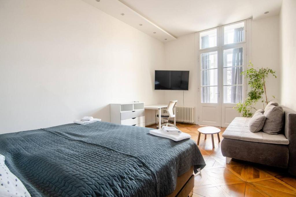 - une chambre avec un lit, un canapé et un bureau dans l'établissement Prague Centre Apartments, à Prague