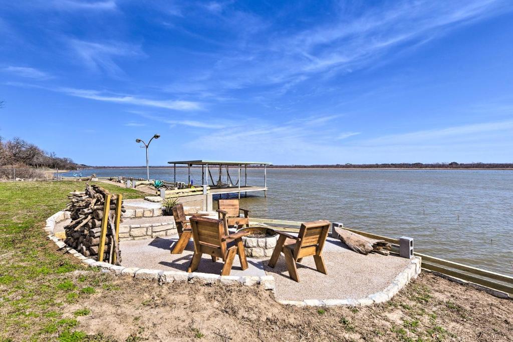 Waterfront House with Decks, Dock and Boat Slip!, Granbury (updated