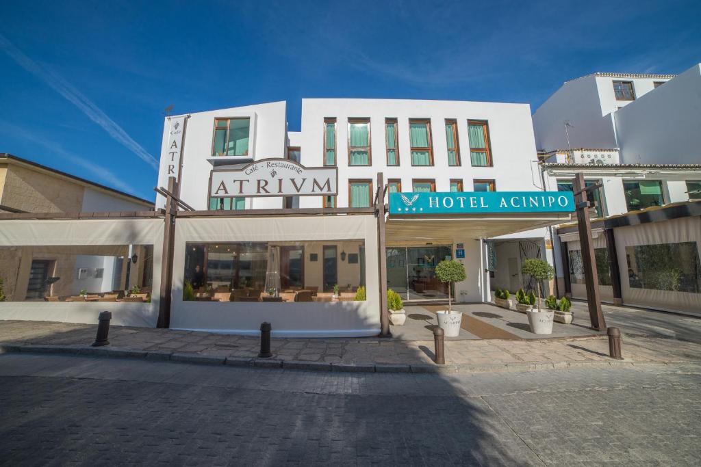 un edificio blanco con un cartel en el costado en Acinipo, en Ronda