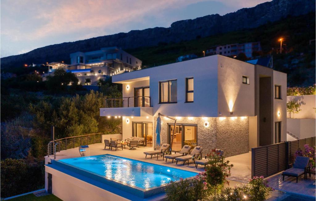 een villa met een zwembad voor een huis bij Amazing Home In Jesenice With Kitchen in Jesenice