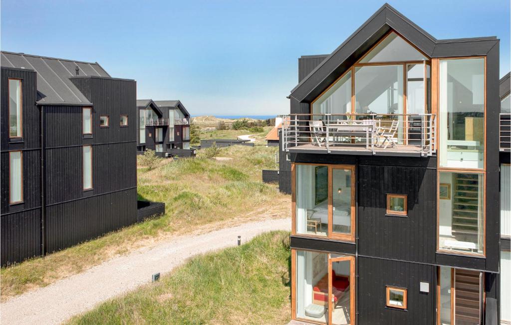einen Luftblick auf ein schwarzes Haus mit Glasfenstern in der Unterkunft Lovely Home In Skagen With House Sea View in Skagen