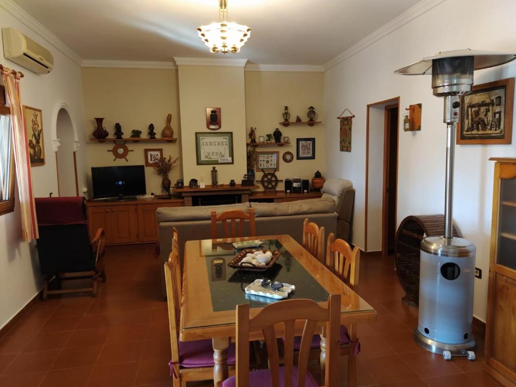 Televízia a/alebo spoločenská miestnosť v ubytovaní Villa Atlaymar