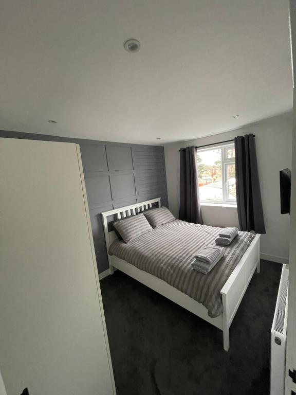 Postel nebo postele na pokoji v ubytování VA Home Stay - Close to Luton Airport, M1 & A505