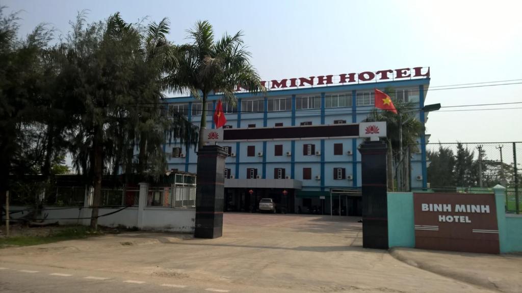 a hotel with a palm tree in front of it at Binh Minh Dien Chau Hotel in Diễn Châu