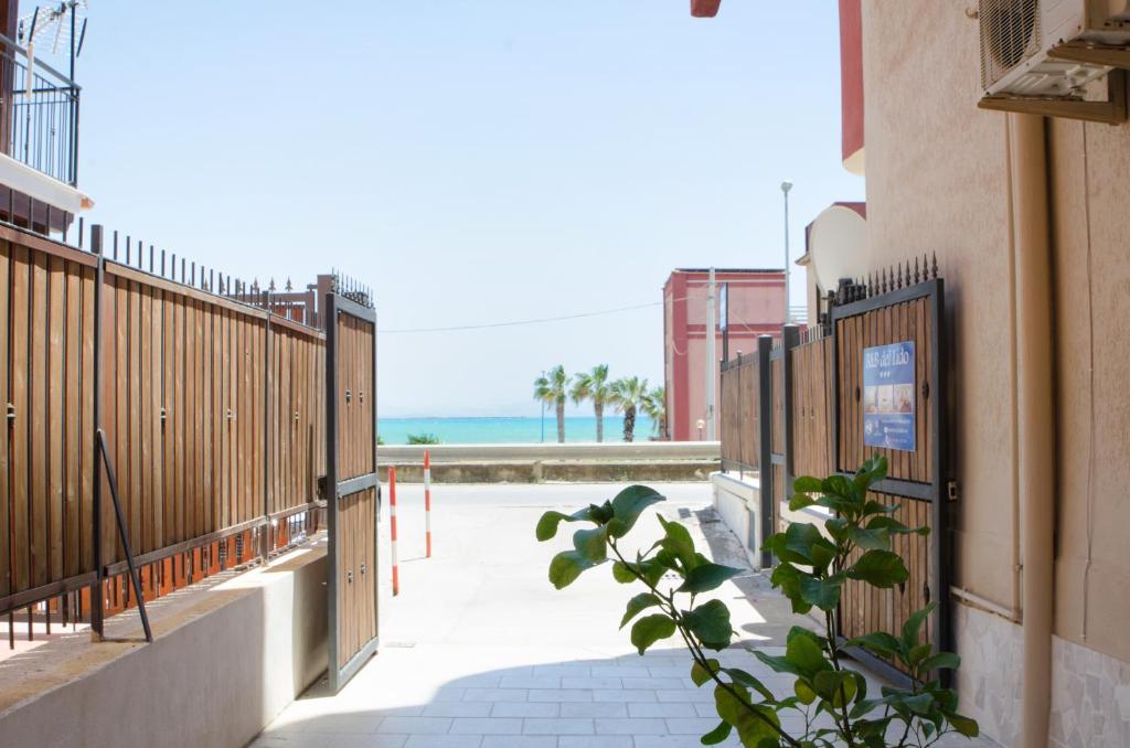 恩佩多克萊港的住宿－Guest House del Lido，海滨人行道旁的围栏