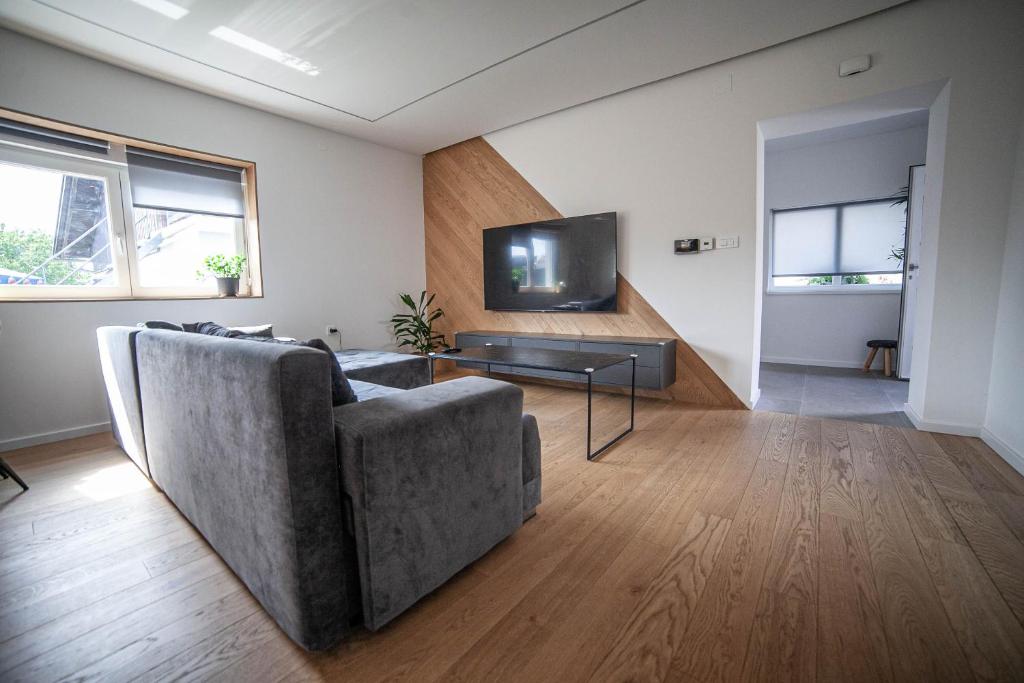 a living room with a couch and a tv at Apartman Teo in Velika Gorica