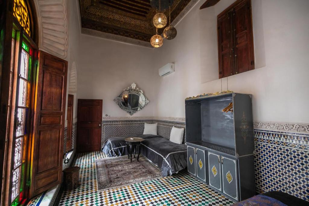 TV a/nebo společenská místnost v ubytování Riad Arabella