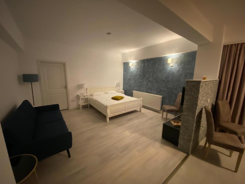 sala de estar con cama y sofá en TEN APARTAMENT, en Eforie Nord