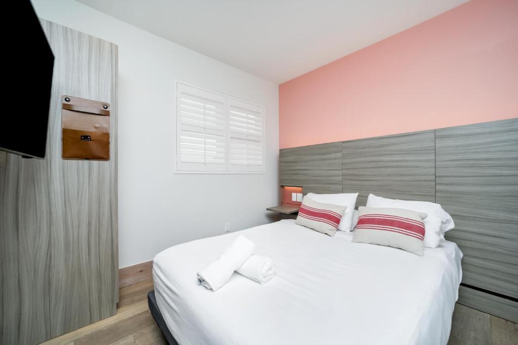 Postel nebo postele na pokoji v ubytování The Julia Hotel