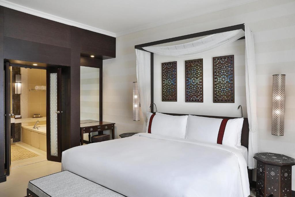 Postel nebo postele na pokoji v ubytování Al Manara, a Luxury Collection Hotel, Aqaba