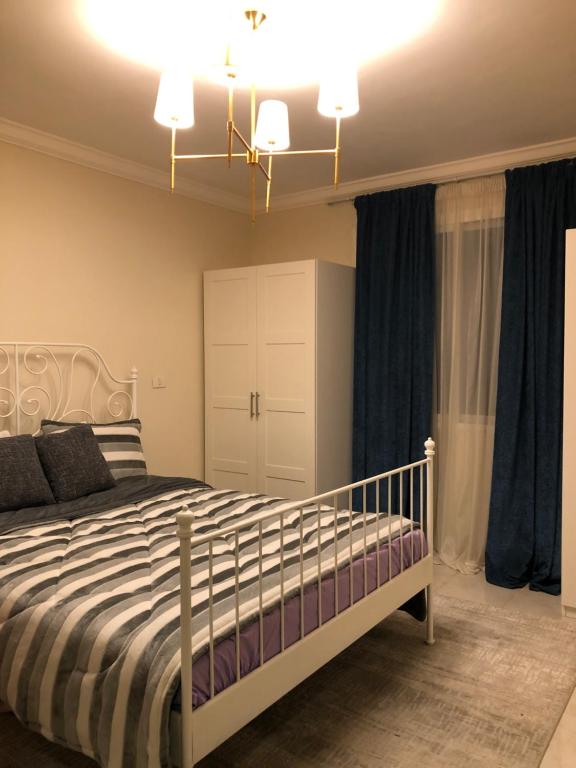 Cama ou camas em um quarto em A Private Room With A Shared Access to The Whole Apartment