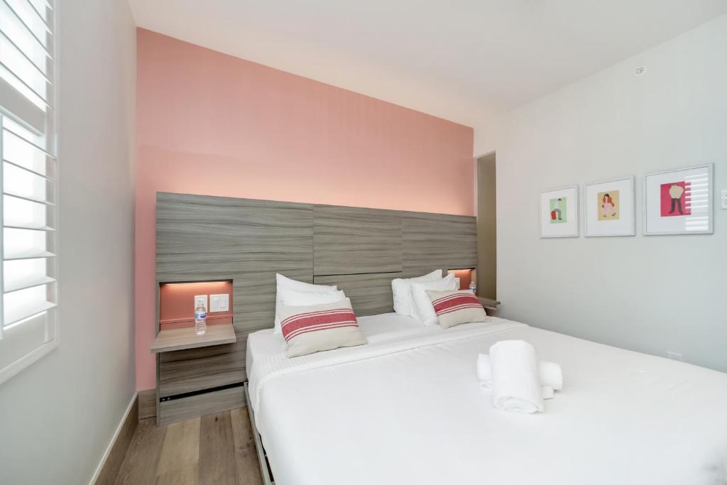 Postel nebo postele na pokoji v ubytování The Julia Hotel
