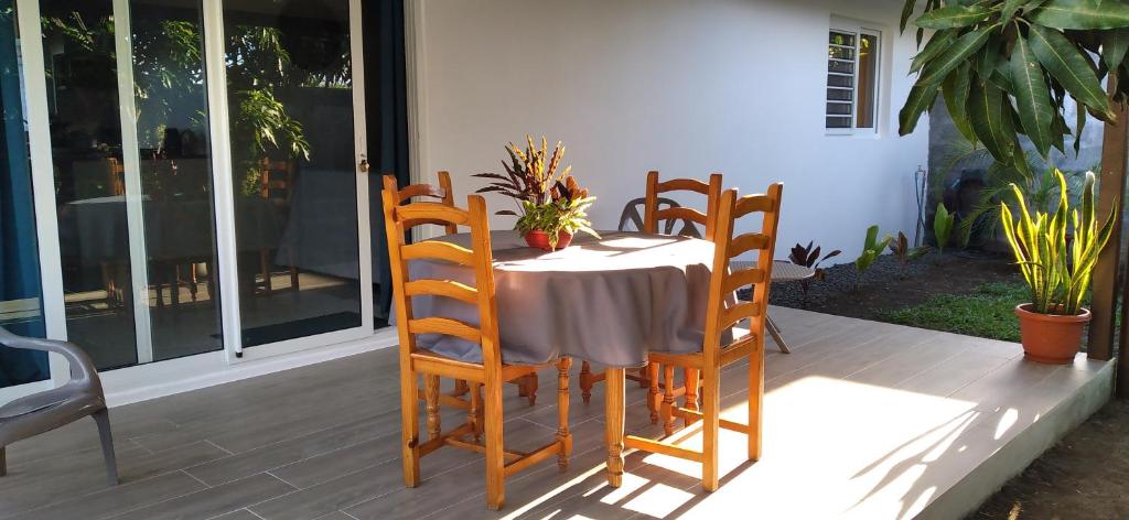 stół i krzesła na patio w obiekcie Fare Onavai w mieście Punaauia