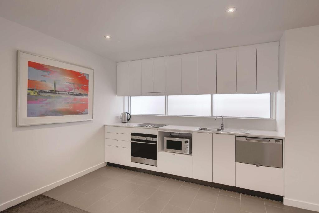 Una cocina o cocineta en Travelodge Hotel Melbourne Docklands