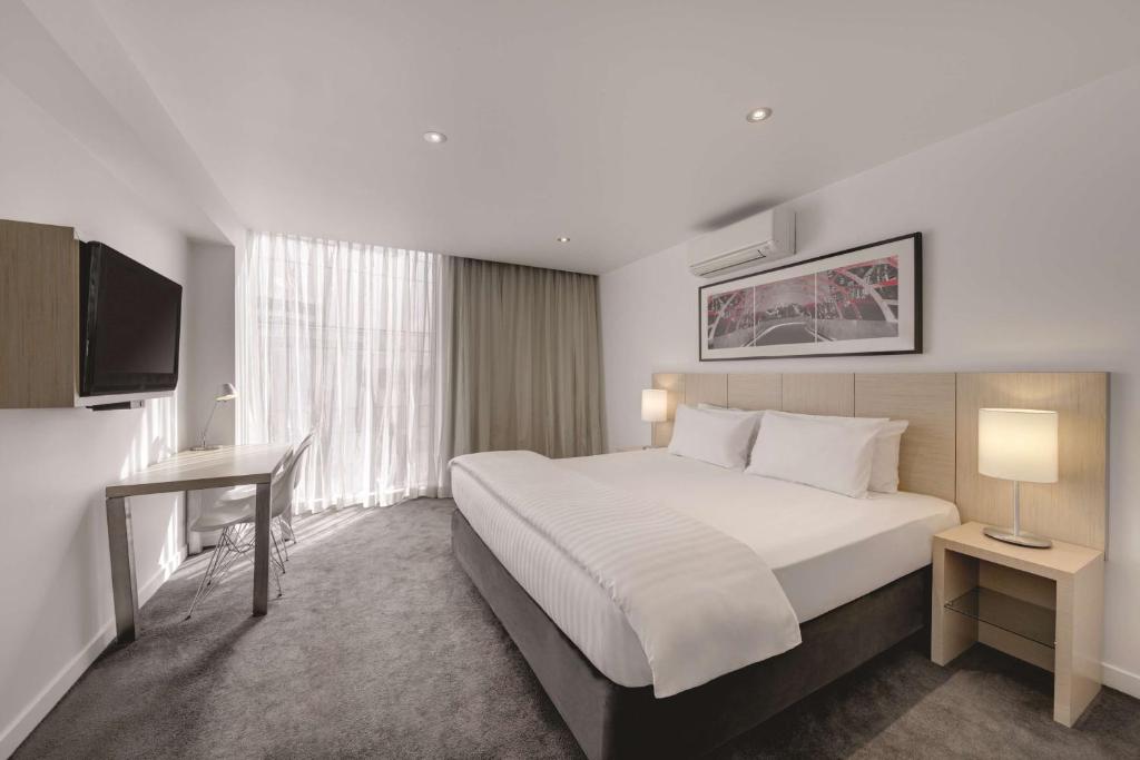 Una cama o camas en una habitación de Travelodge Hotel Melbourne Docklands