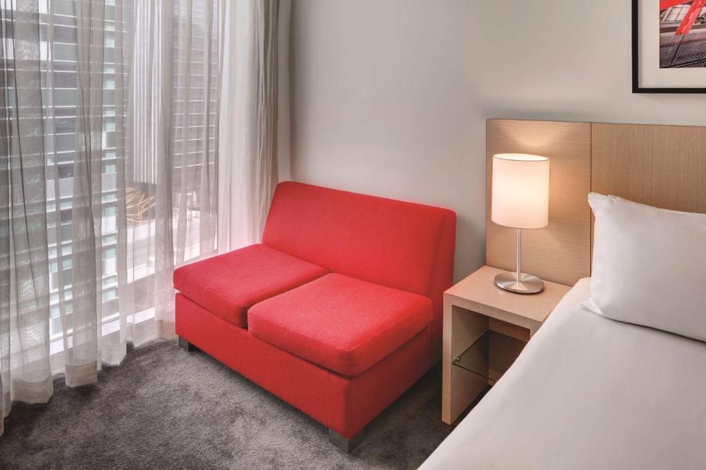 Una cama o camas en una habitación de Travelodge Hotel Melbourne Docklands