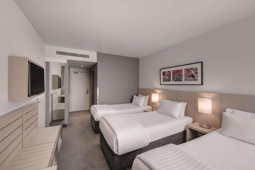 Una cama o camas en una habitación de Travelodge Hotel Melbourne Docklands