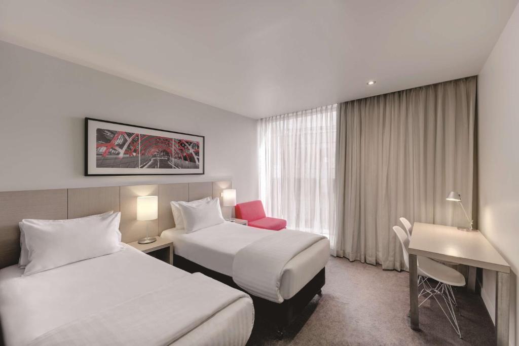 Una cama o camas en una habitación de Travelodge Hotel Melbourne Docklands