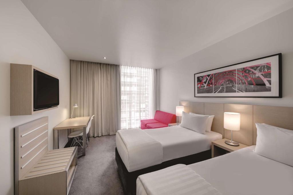 Una cama o camas en una habitación de Travelodge Hotel Melbourne Docklands
