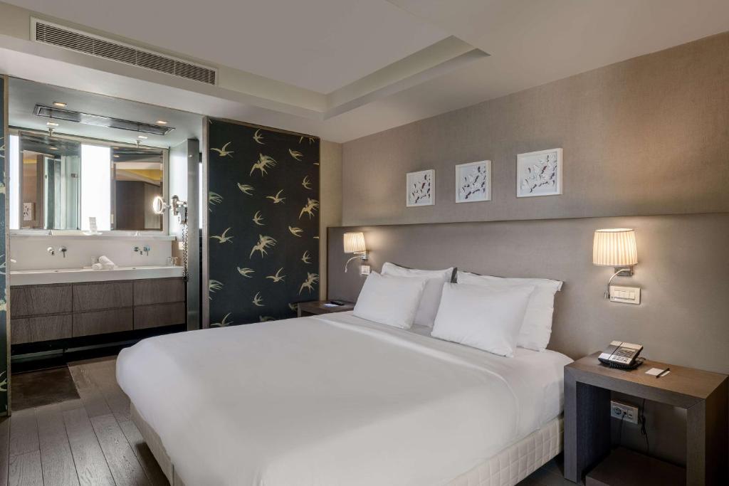 Postel nebo postele na pokoji v ubytování Radisson Blu Park Hotel Athens