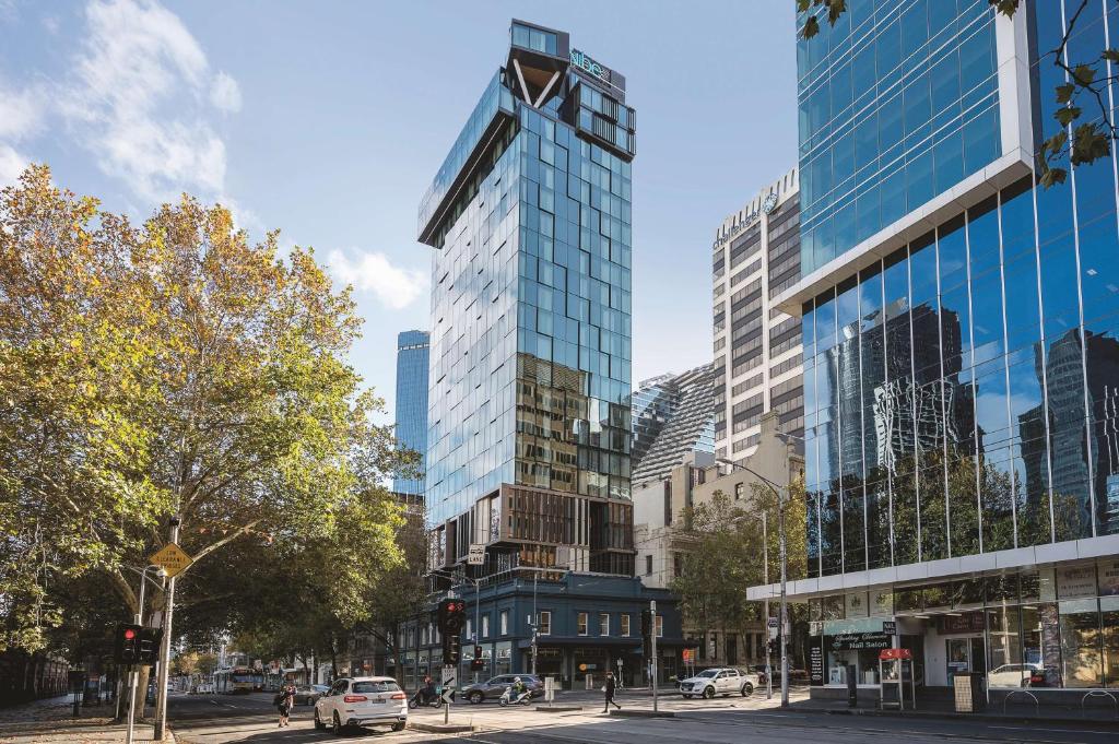 uma vista para uma cidade com edifícios altos em Vibe Hotel Melbourne em Melbourne