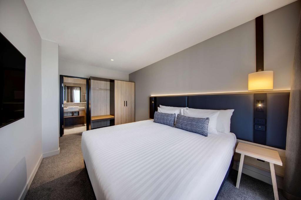 Postel nebo postele na pokoji v ubytování Vibe Hotel Hobart