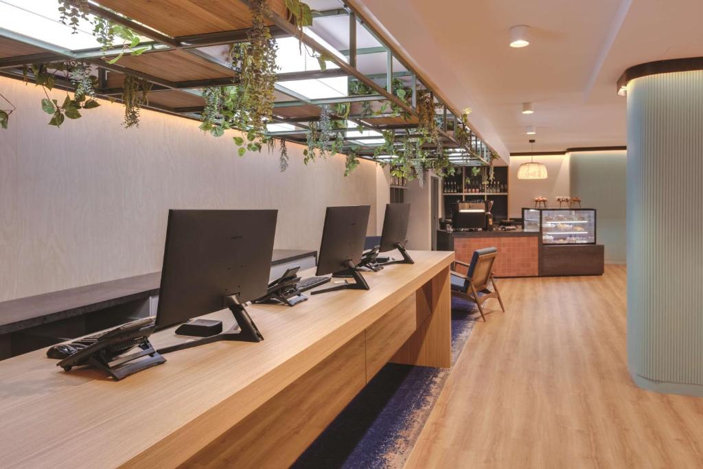 an office with a row of computers on a desk at Travelodge Hotel Hurstville Sydney in Sydney