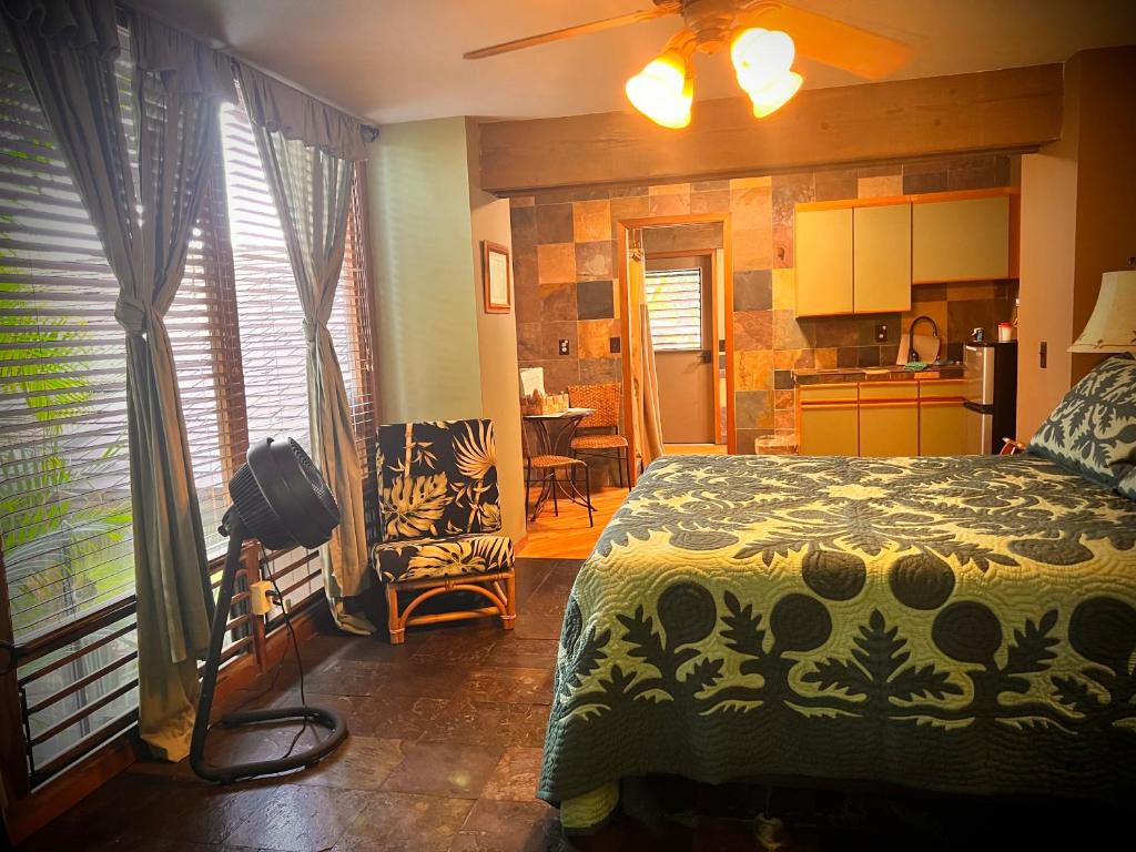 Cucina o angolo cottura di Maui What a Wonderful World Bed & Breakfast