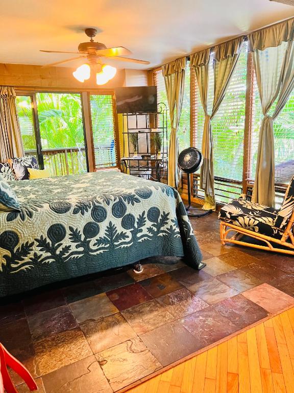 una camera da letto con un letto e una grande finestra di Maui What a Wonderful World Bed & Breakfast a Wailea