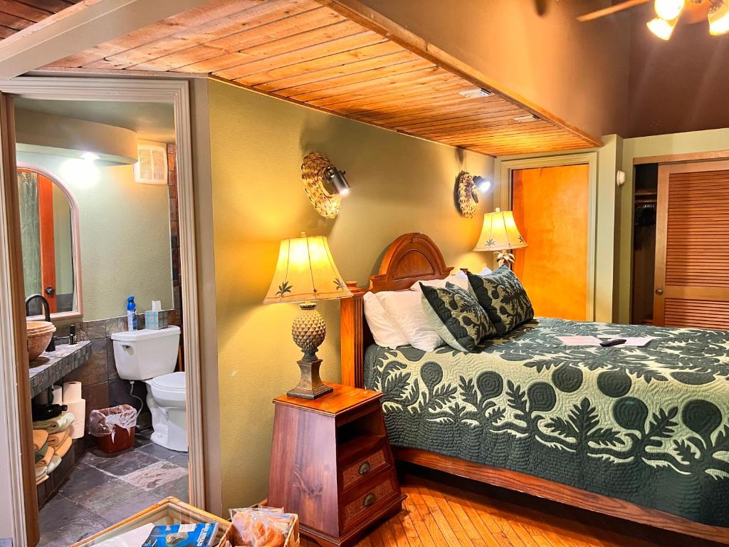 Letto o letti in una camera di Maui What a Wonderful World Bed & Breakfast