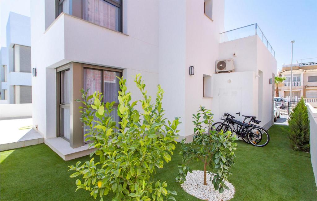 Zahrada ubytování 4 Bedroom Awesome Home In Los Alcázares