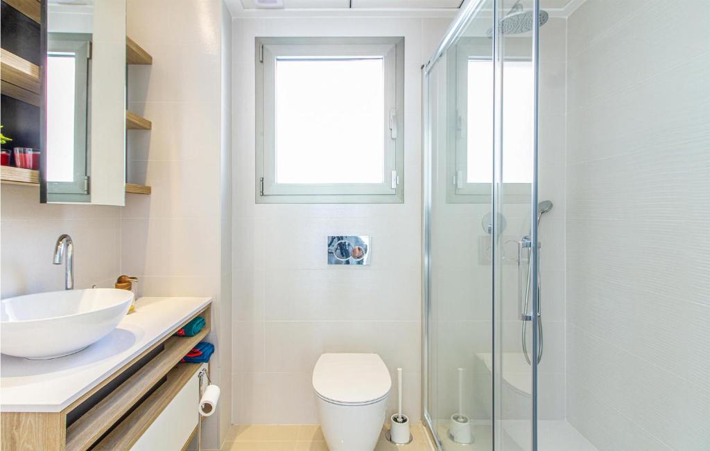Koupelna v ubytování 4 Bedroom Awesome Home In Los Alcázares