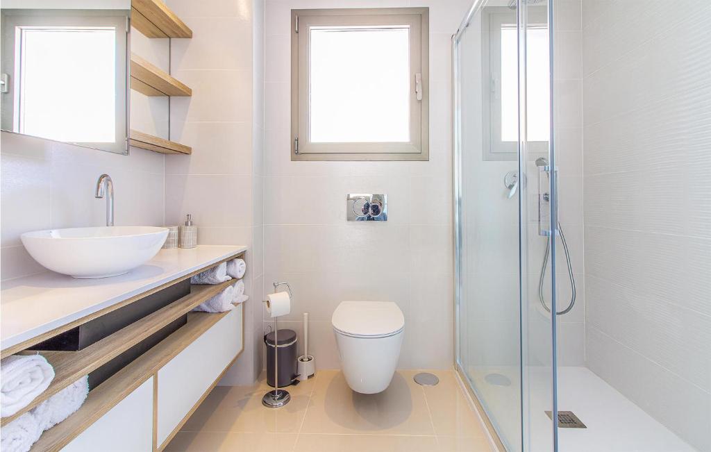 Koupelna v ubytování 4 Bedroom Awesome Home In Los Alcázares