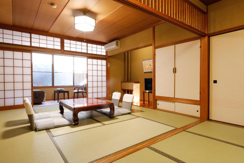 Posezení v ubytování Tsuruya Ryokan
