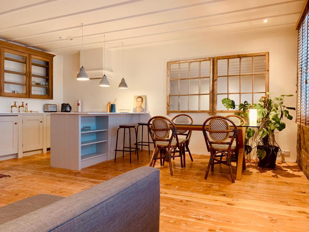 - une cuisine et une salle à manger avec une table et des chaises dans l'établissement Your Private Hoxton Apartment Sleeps 3 London Zone 1, à Londres
